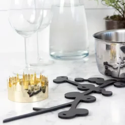 Pluto Design Berry trivet, Black New