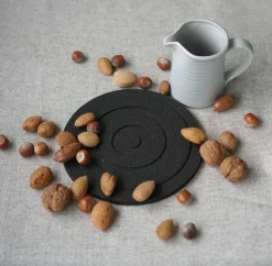 Born In Sweden Circle round trivet Ø20 cm, Black Hot