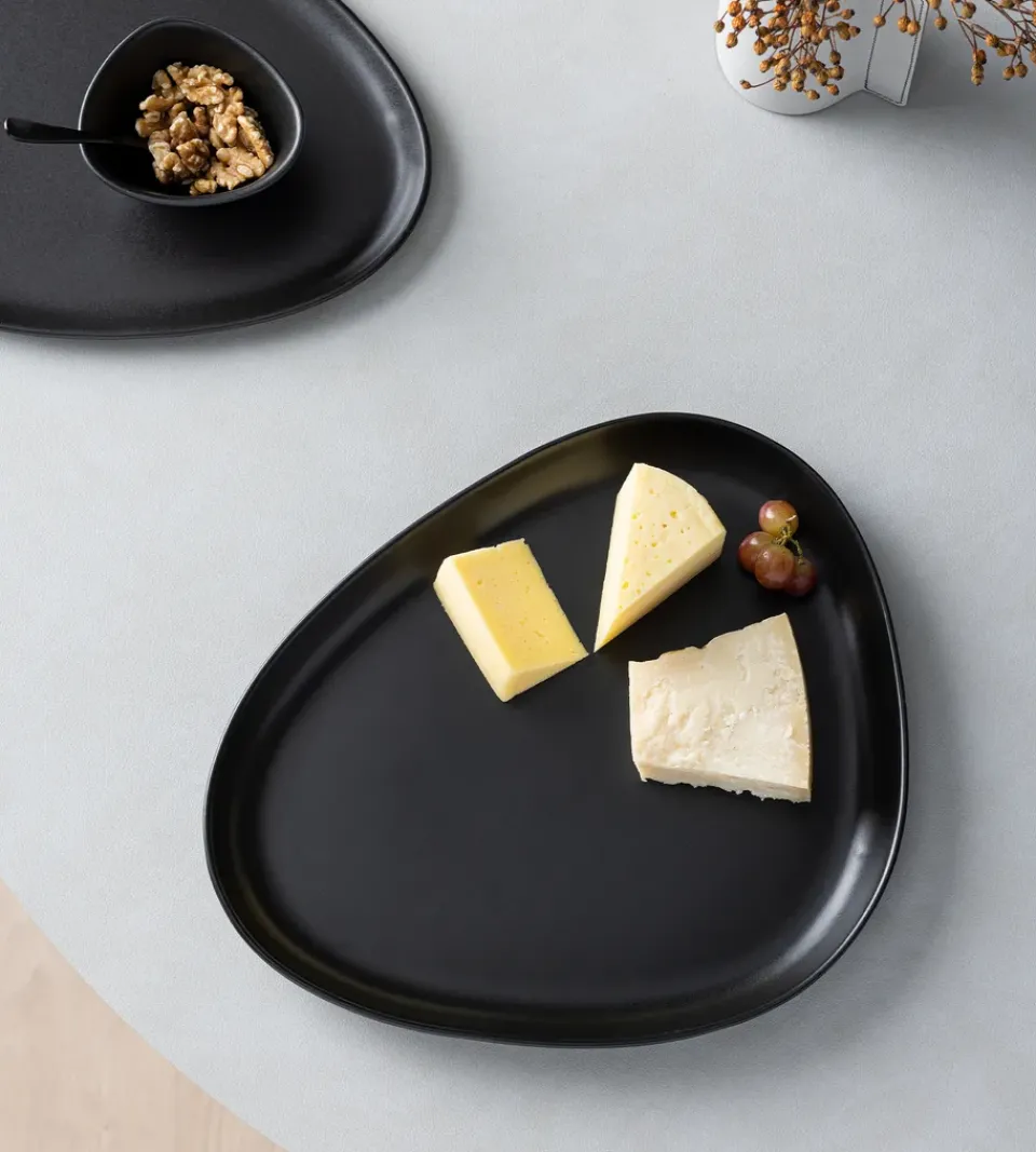 LIND DNA Curve Stoneware serving saucer 30x35 cm, Black Hot