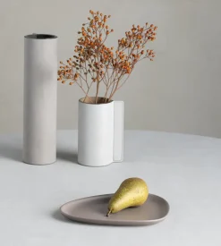 LIND DNA Curve Stoneware small plate 19x22 cm, Warm Grey GreyBeige New