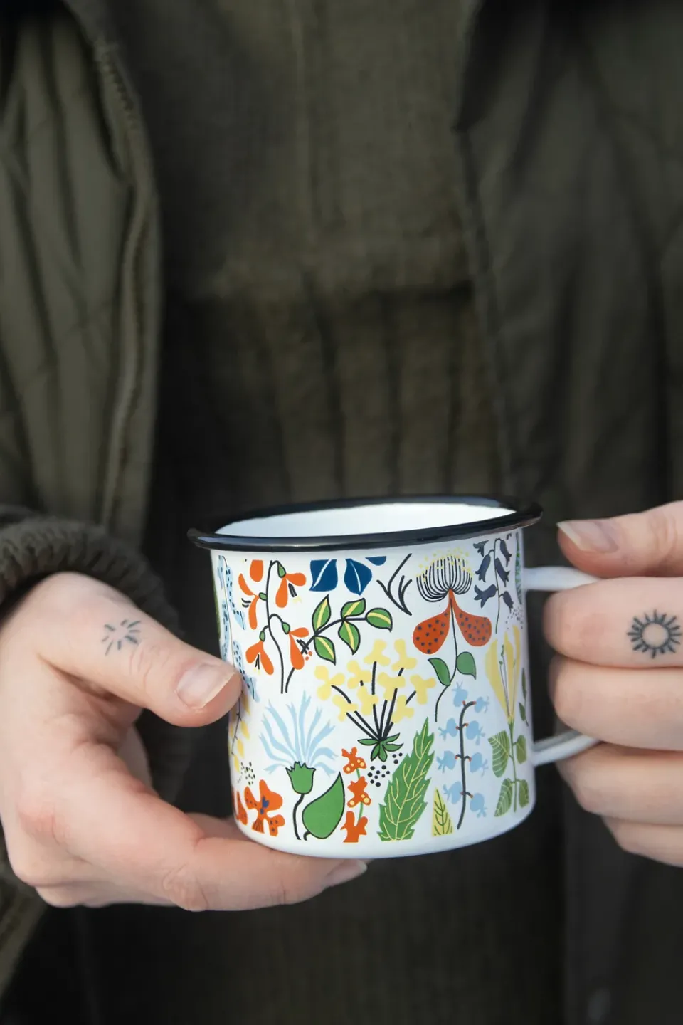 Pluto Design Herbarium enamel mug, White-multi WhiteMulti Hot