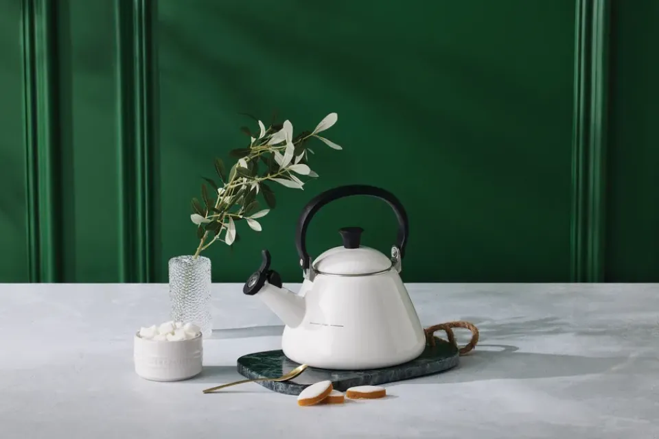 Le Creuset Kone kettle with whistle, White Sale