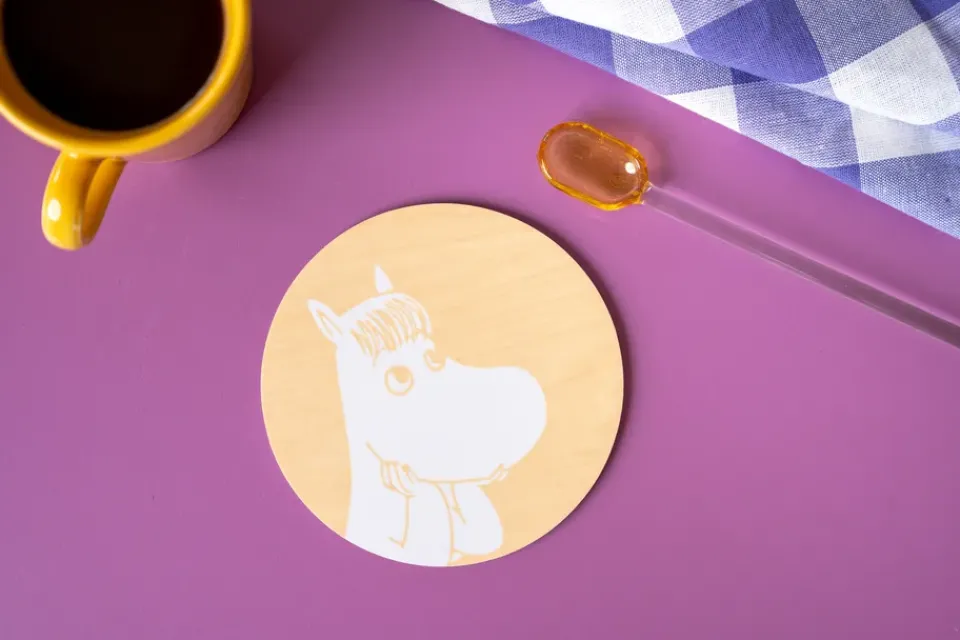 Muurla Moomin glass coaster Ø10 cm, Snorkmaiden Yellow