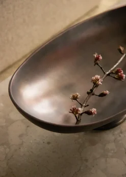 Audo Copenhagen Pavot serving tray on foot, Brown Hot
