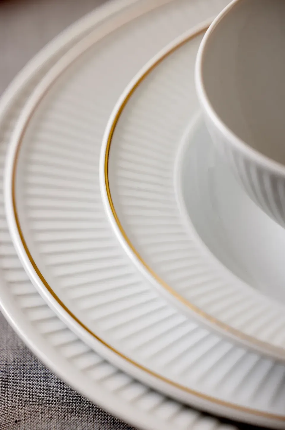 Pillivuyt Plissé deep plate with gold edge Ø22 cm, White WhiteGold-coloured Best